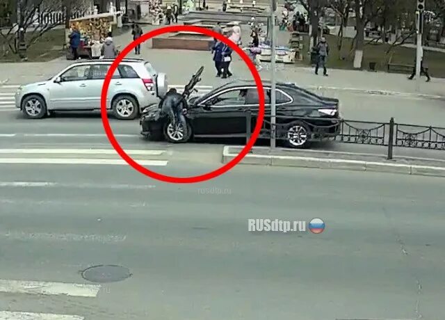 Велосипед под колесами авто. Врезался в невидимую стену. Врезался в столб на велосипеде. Велосипед въехал в дпс. Дтп с велосипедистами детьми.