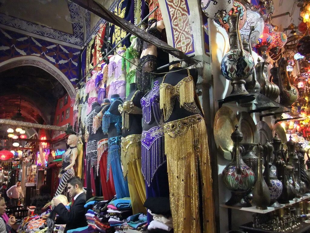 Стамбул где купить. Гранд базар Стамбул вещи. Grand Bazaar Стамбул одежда. Турецкий рынок Лалели. Рынок в Стамбуле Гранд базар одежда.