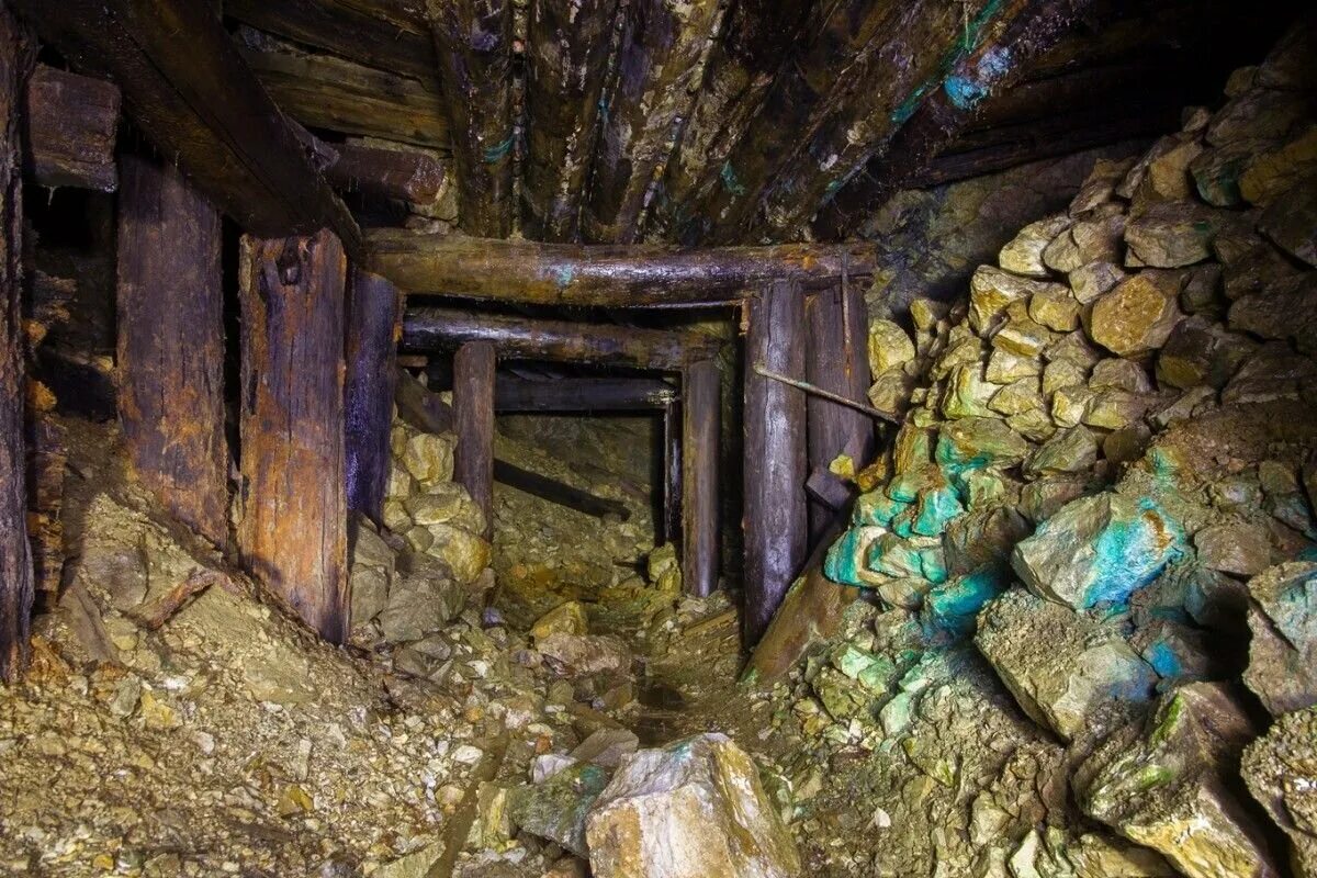 Человек добывает полезные ископаемые. Где найти руду осколков звёзд. Гранит с игр. Заброшенные шахты меднорудные шахты. 16.