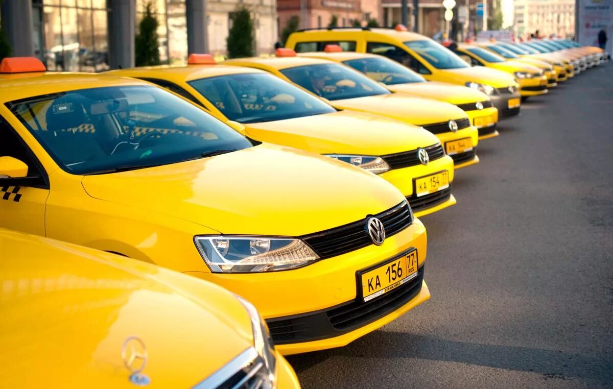 VW Polo 2022 Taxi. Машина "такси". Желтый автомобиль. Машина желтая.