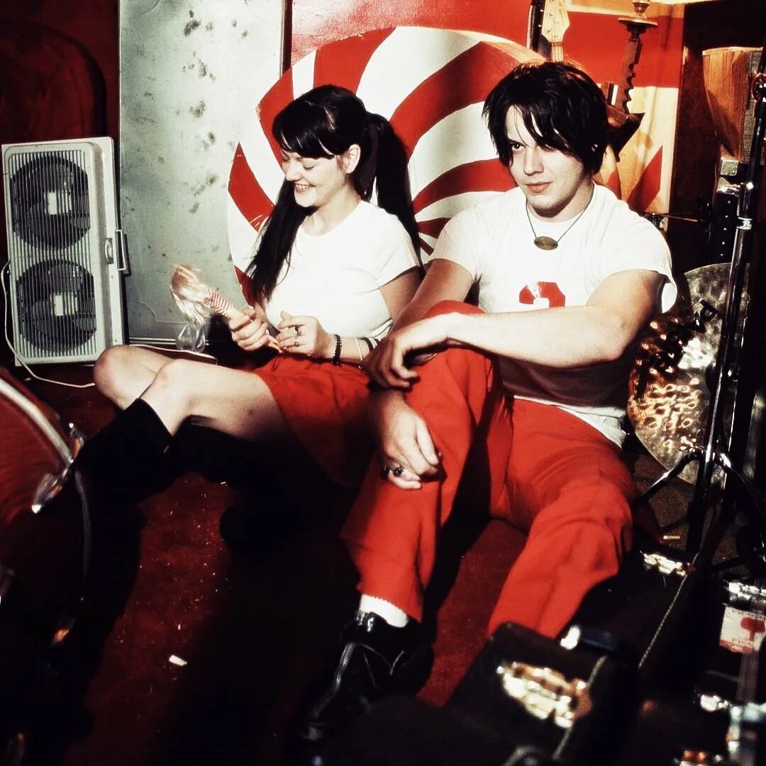 The white stripes fell in love. The white stripes fell in love. White stripes – fell in love with a girl. The white stripes fell in love. The white stripes вокалист.
