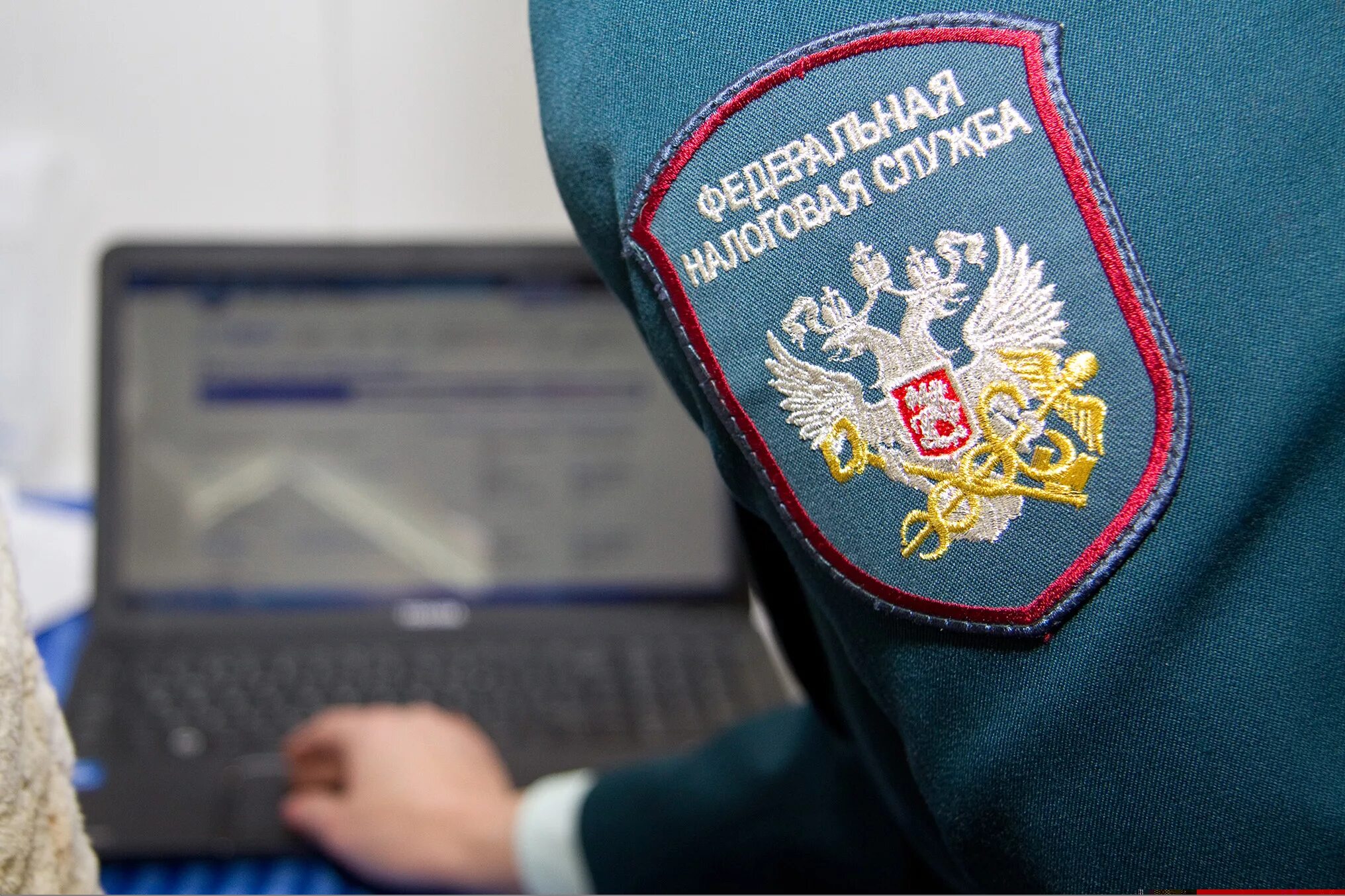 Сбой в работе фнс. Налоговая инспекция. федеральная налоговая служба. инспектор фнс. налоговый работник.