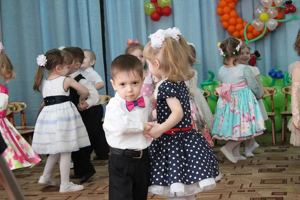 Детский сад 117 курган. В чем пойти на новогодний утренник в школе. Мамы в садике на утреннике. Фотограф на детском утреннике. Платье на утренник в детском саду.