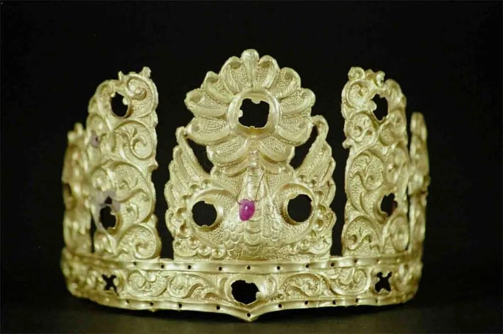 Корона правителя древних правителей. Корона из бронзы. Корона кайзера. Тиара древнего египта. Царская диадема египта.