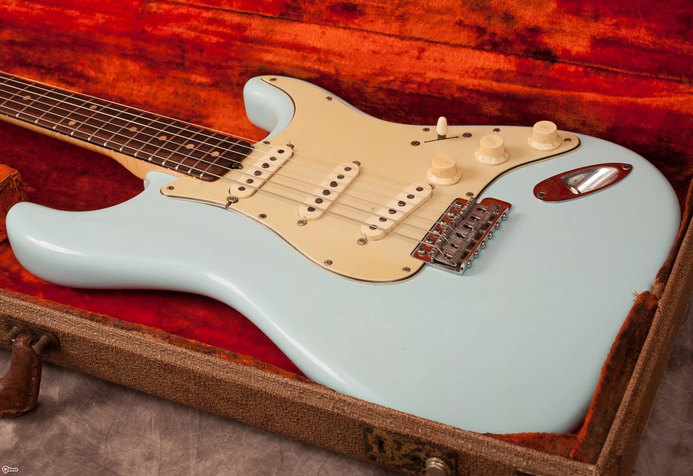 Стратокастер гитара fender. Fender strat. Электрогитара фендер стратокастер. Гитара fender stratocaster. Стратокастер санберст.