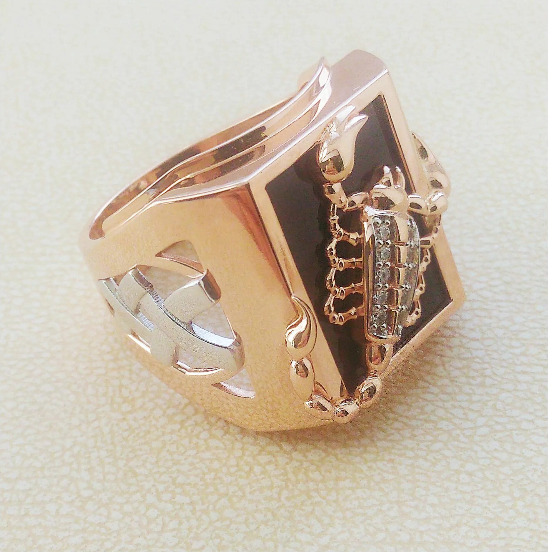 золотая печатка с тигром. мужские перстни золото 585. золотые печатки для мужчин. мужские золотые печатки перстни 585. печатка с инициалами мужская золото.