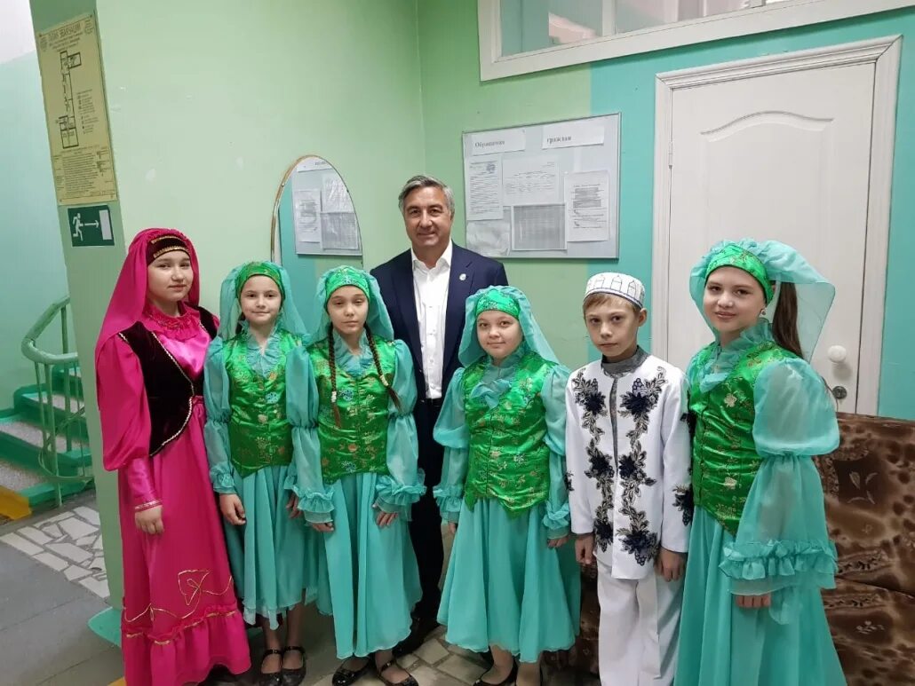 Татарские дети. Национально-культурная автономия татар сургут. Национальный костюм татары татарстан. Крымскотатарские школы. День татарской культуры в нижневартовске.