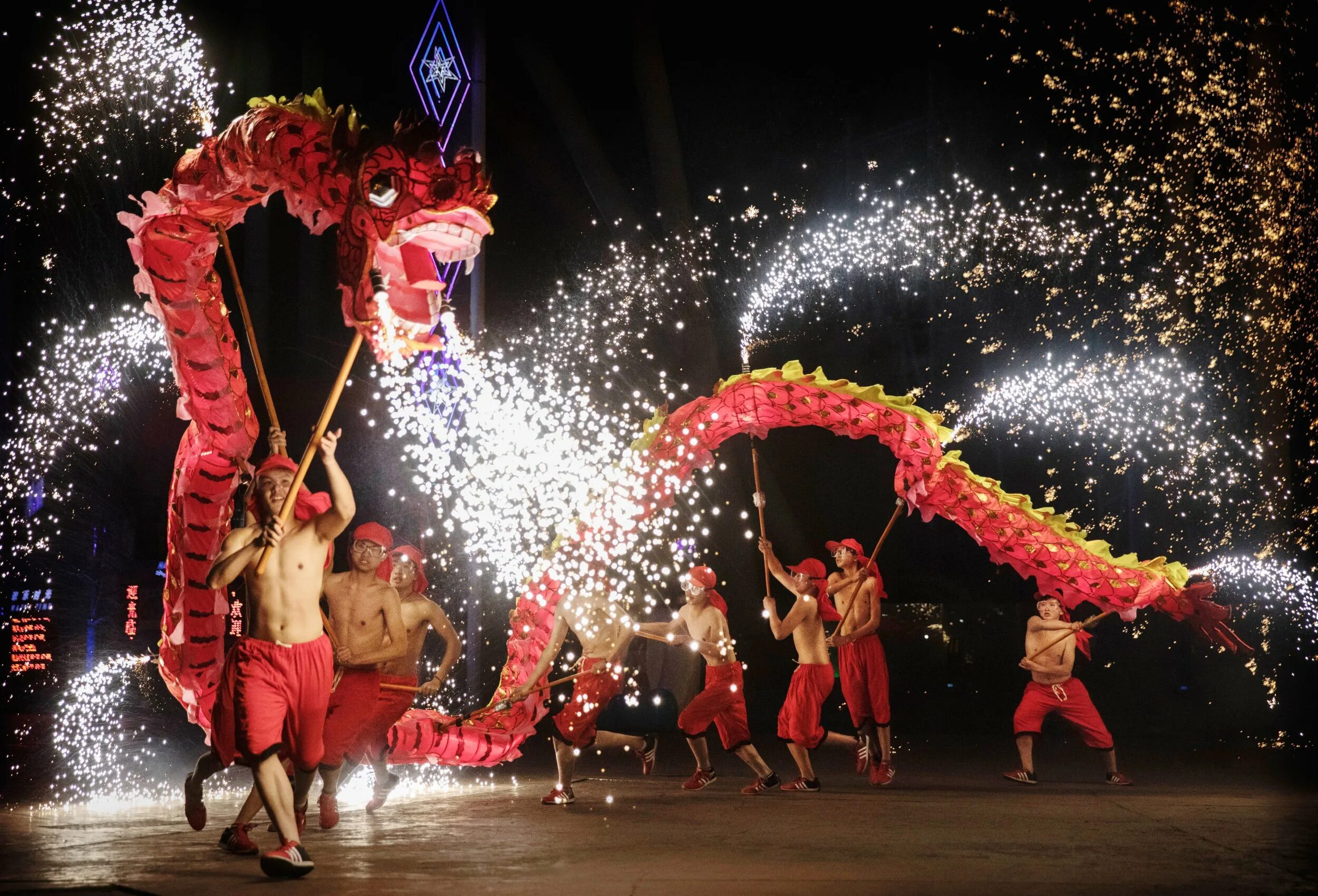 Необычные праздники 2024 году. Китайский новый год. Новый год в Китае. Новый год в Китае 2021. Танец с драконами.