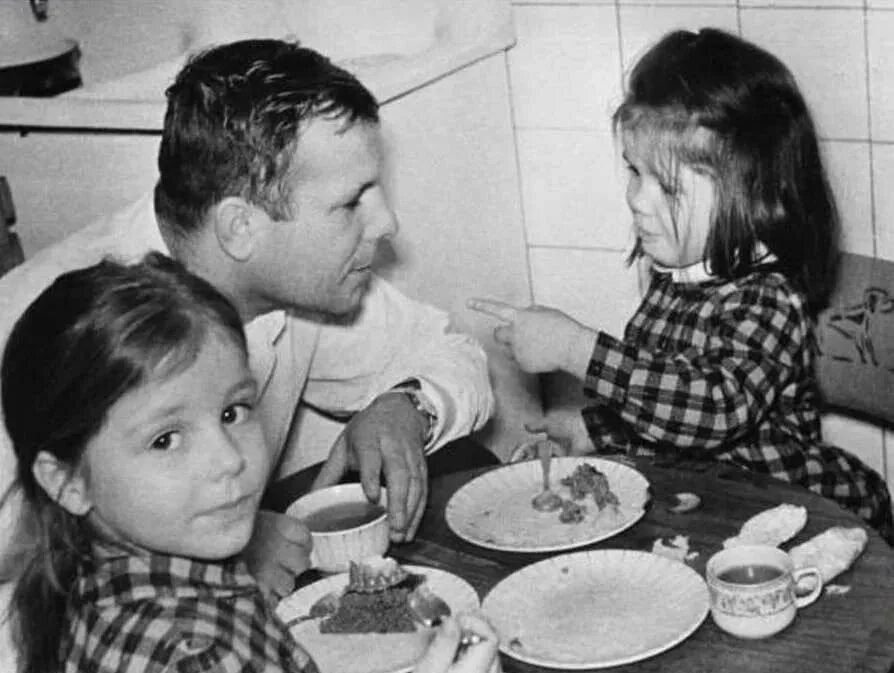 Дочки гагарина галя и лена. Семья Юрия Гагарина. Гагарин с семьей. Гагарин для детей.