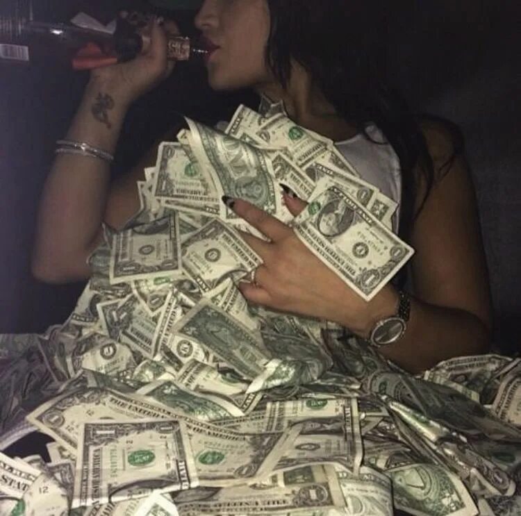 Деньги в руках девушки. Old money girl. Красивая девушка с деньгами. Мода олд мани. Девушка с долларами.