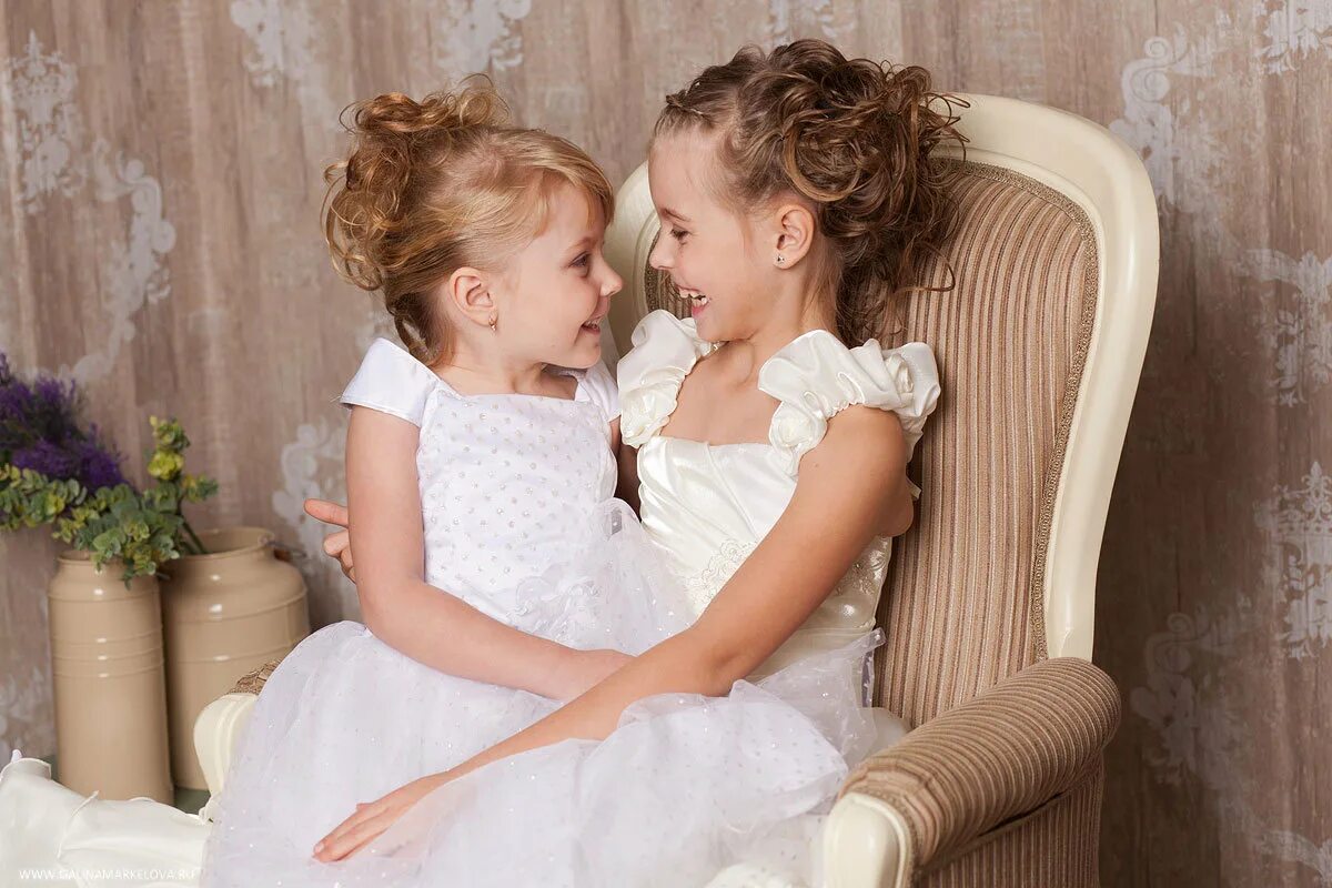 невеста с лучшей подругой на свадьбе. две сестры замуж. невеста с близняшками. две сестры замуж. свадьба близнецов.