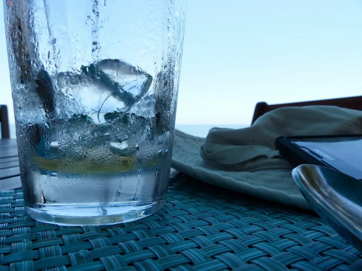 Стакан воды. Вода со льдом. Красивые стаканы для воды. Стакан холодной воды. Картинка вода 4