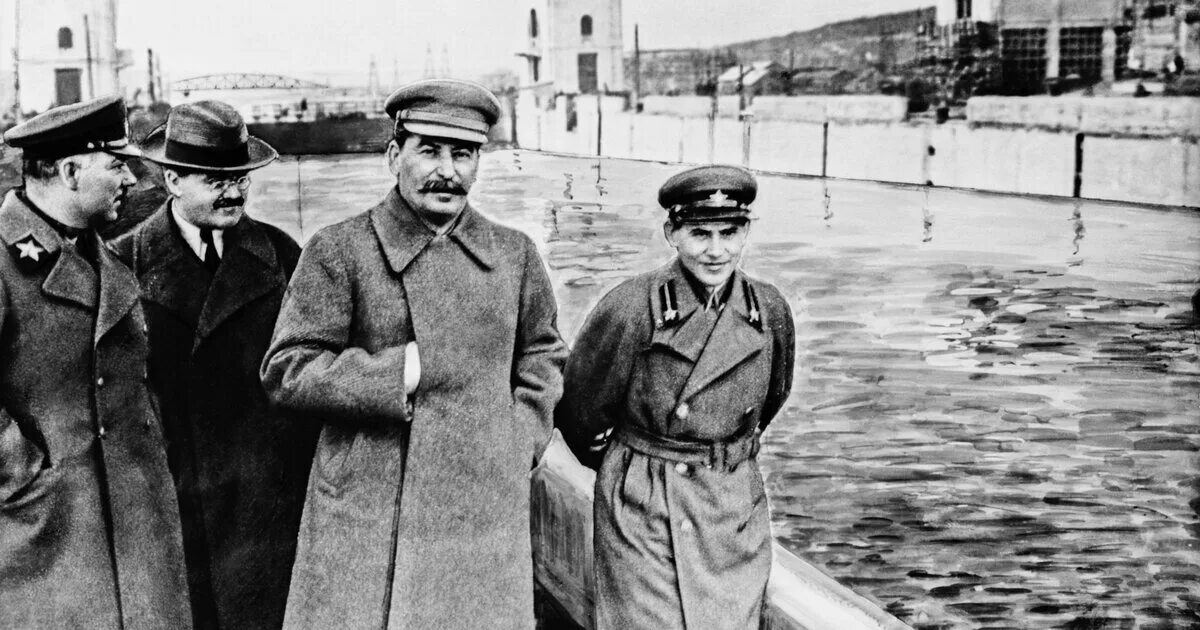 Сотрудники нквд 1930-е. Расстрельная команда нквд. Коммунистическая партия ссср 1937. Крушение дирижабля гинденбург выживший. Свинья на демонстрации в ссср.