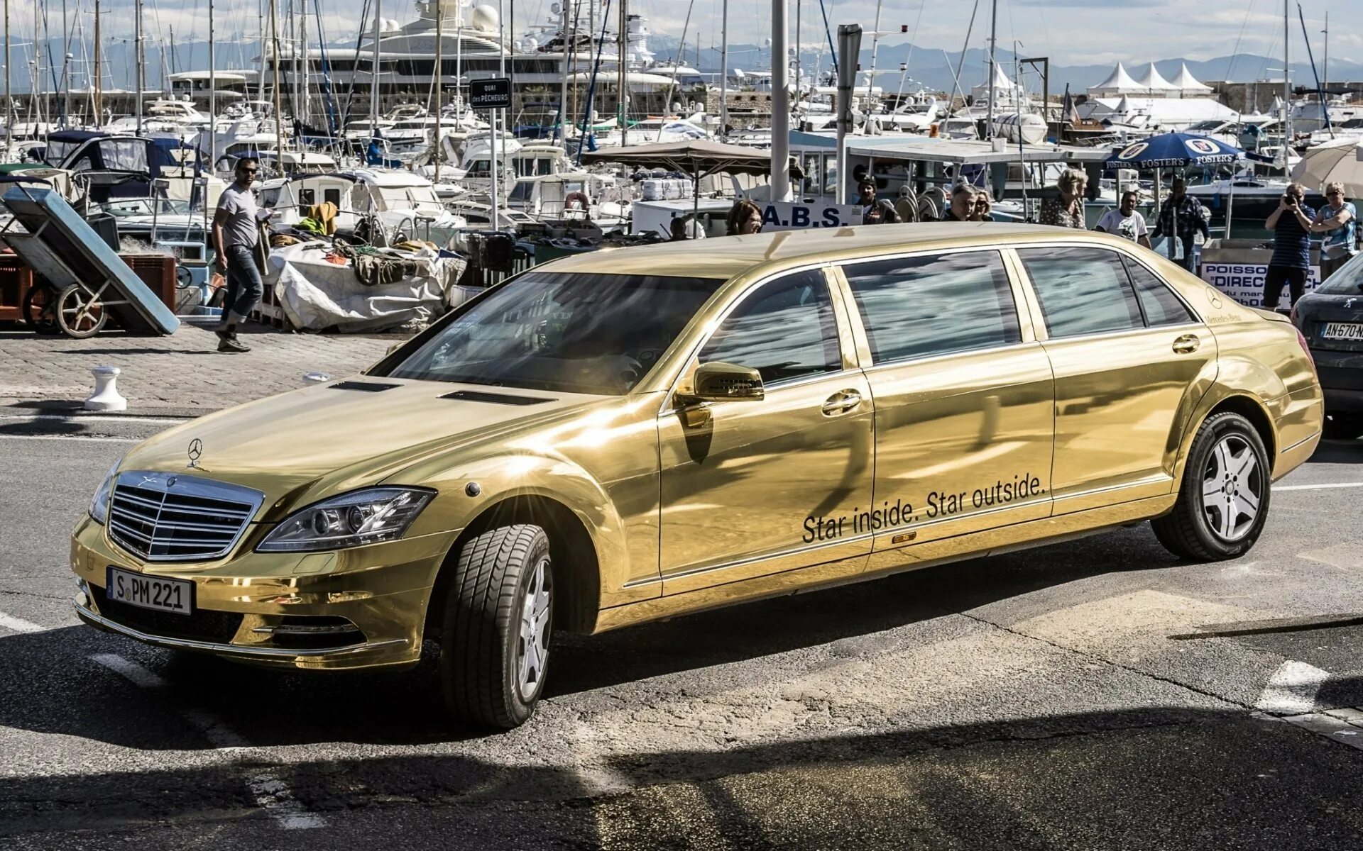 Золотой лимузин Мерседес Майбах. Mercedes-Benz s600 w221 Gold. Mercedes Pullman 220 золотой. Мерседес w221 золотой.