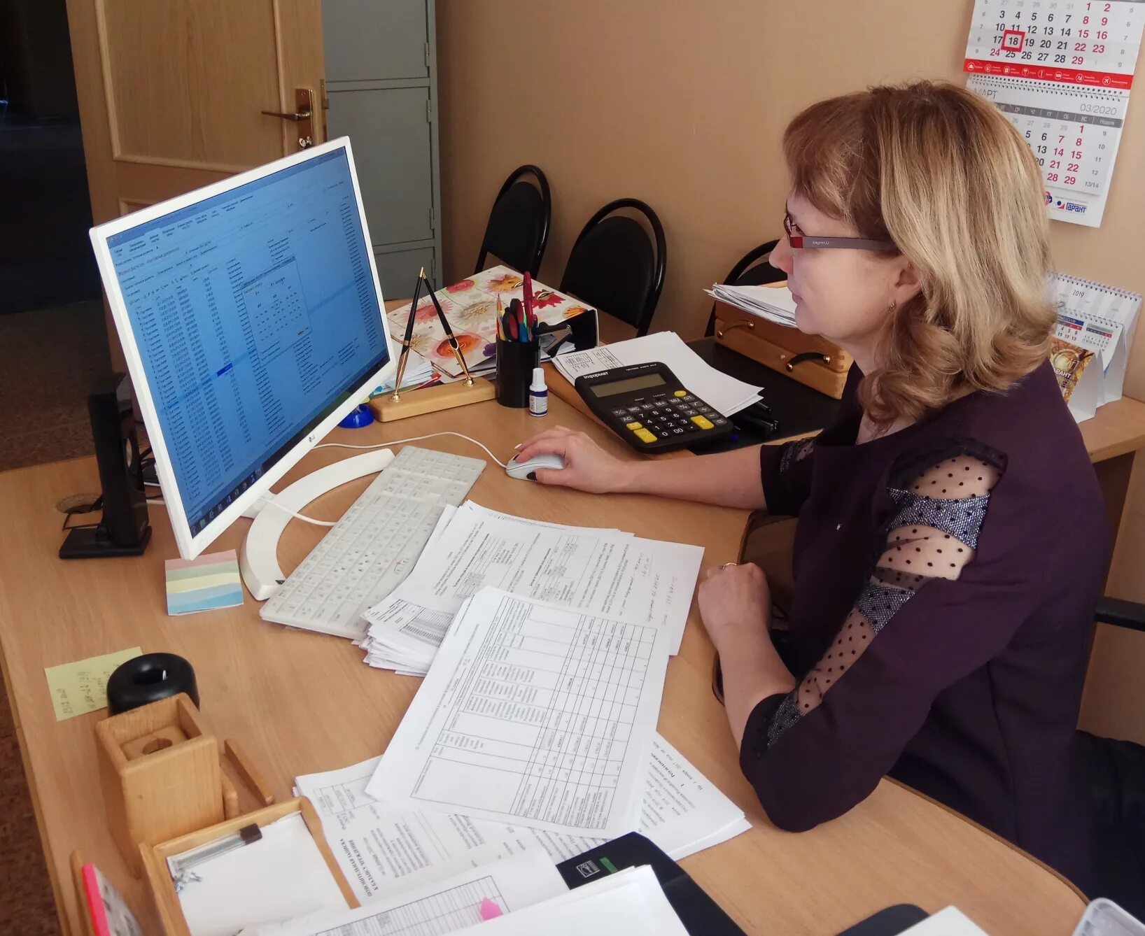 Бухгалтер. Современный бухгалтер. Фотосессия бухгалтера. Административный бухгалтер. Офис менеджер.