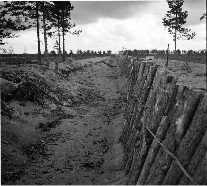 Советский противотанковый ров 1941. Ламанш противотанковый ров. Майнский противотанковый ров. Противотанковый ров времен ВОВ. Оборонительные рвы