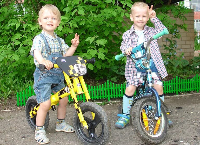 Беговелы со скольки лет. Детский велосипед для малышей. Велосипед для 2 летнего ребенка. Двухколесные и трехколесные велосипеды. Детский трехколесный велосипед для двух детей.