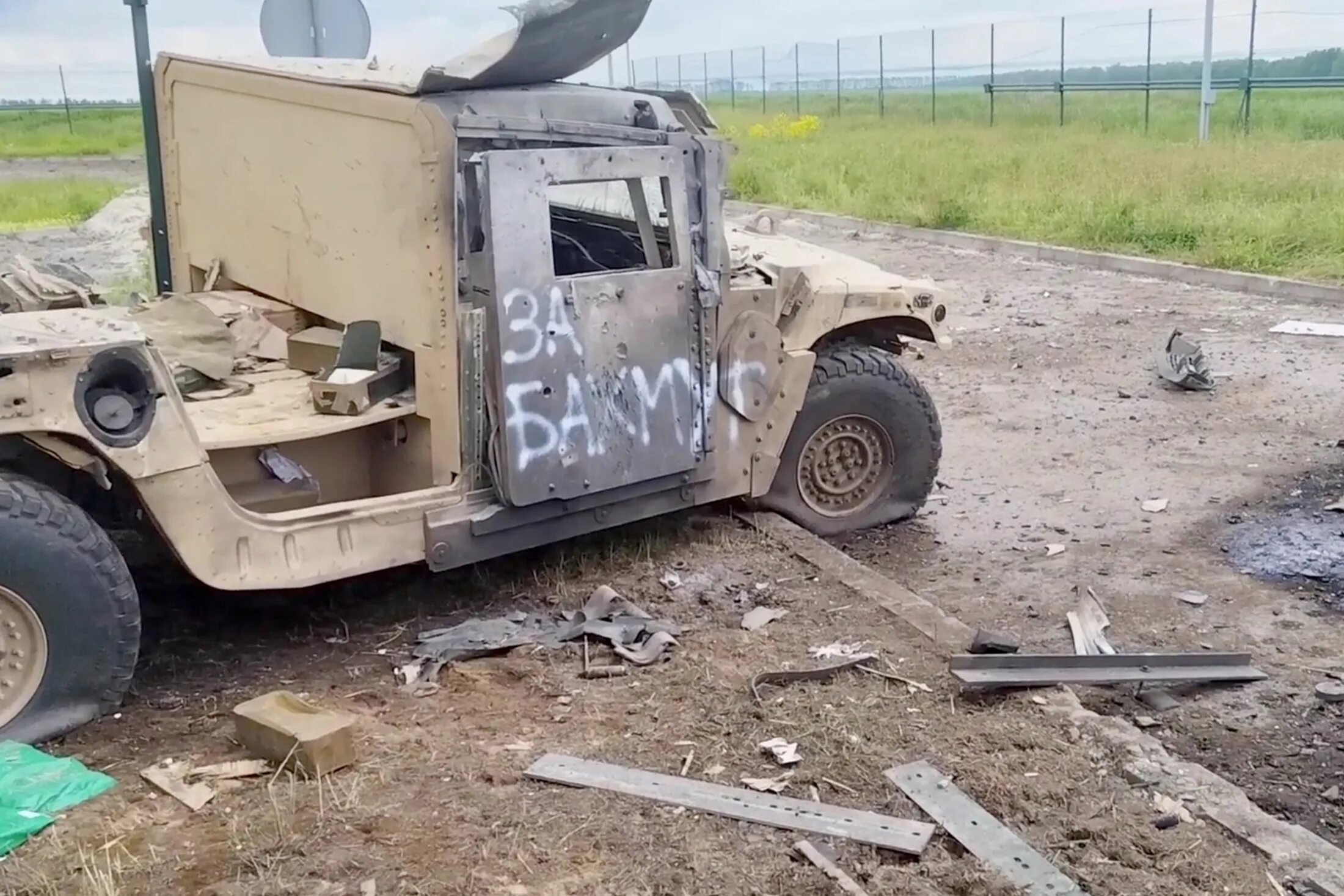 Видео нападения на белгородскую область. Хамви ВСУ. Американский Хамви взорванный. Уничтоженная украинская техника. Разбитая украинская техника.