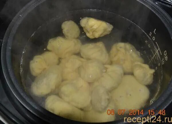 Кастрюля для хинкали. Хинкали вареные. Как правильно приготовить замороженные хинкали в мультиварке на пару. Варка замороженных хинкали. Хинкали варка.