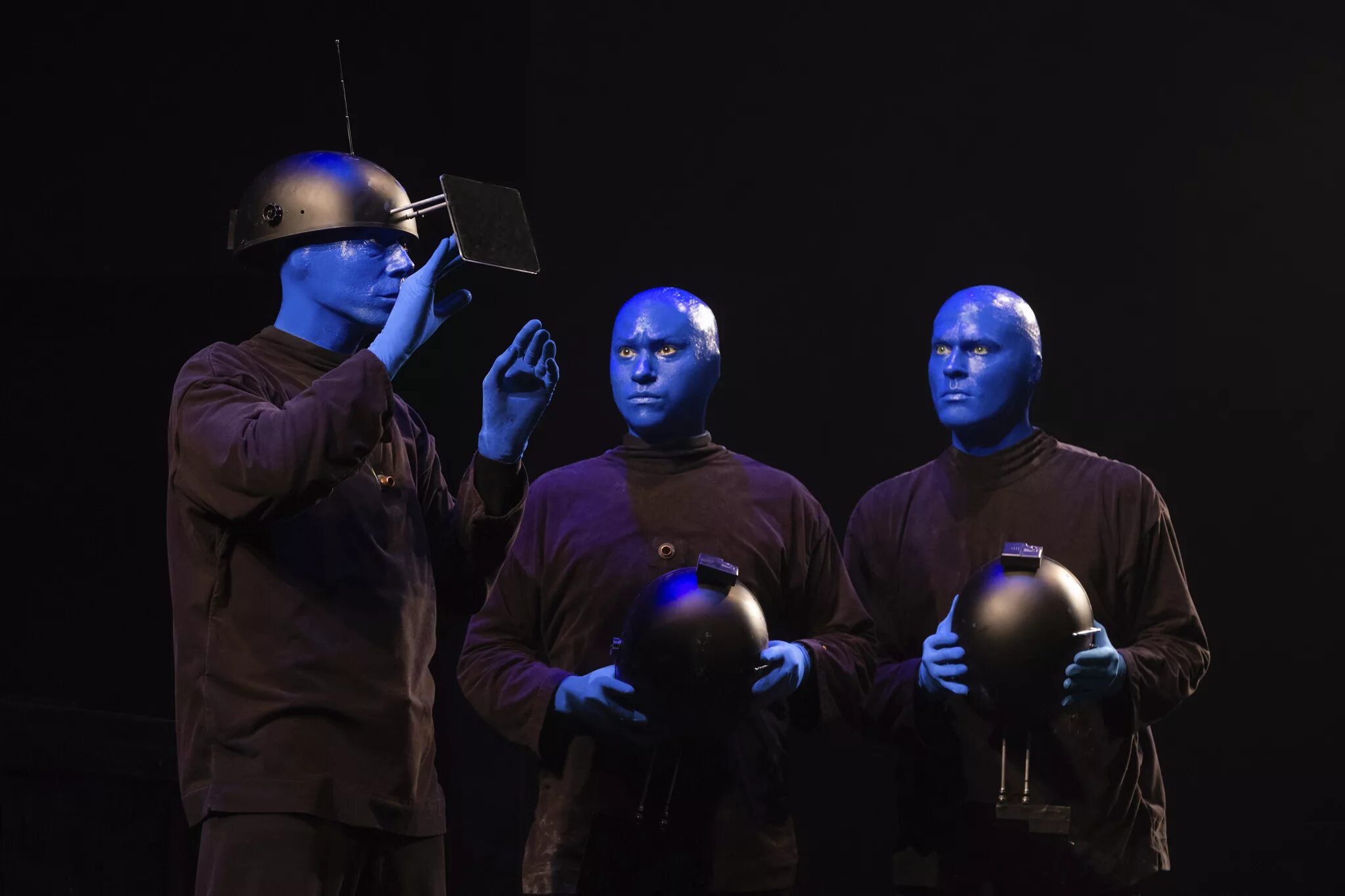 Blues man group. Группа blue man group. blue man group шоу. blue man group вокалистка. блю мэн групп солистка.