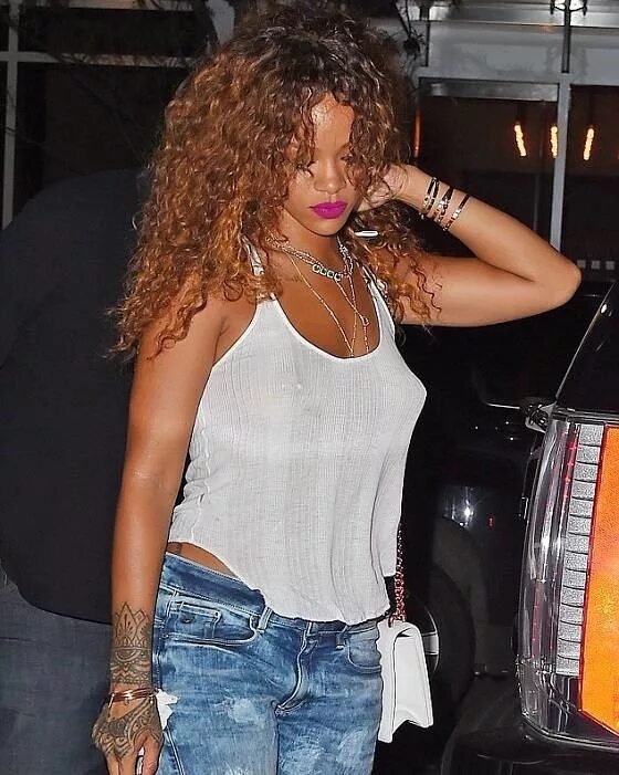 Rihanna braless. Рианна nipple. Рианна без бюстгальтера. Барбадосская певица Рианна. Певицы без лифчика