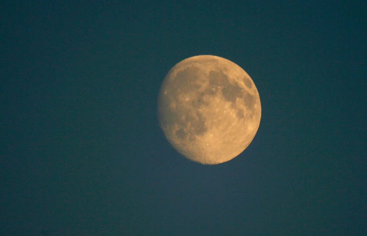 Луна в апреле 2024г мир космоса. Луна. Луна в космосе. Луна из космоса. Фото Луны.