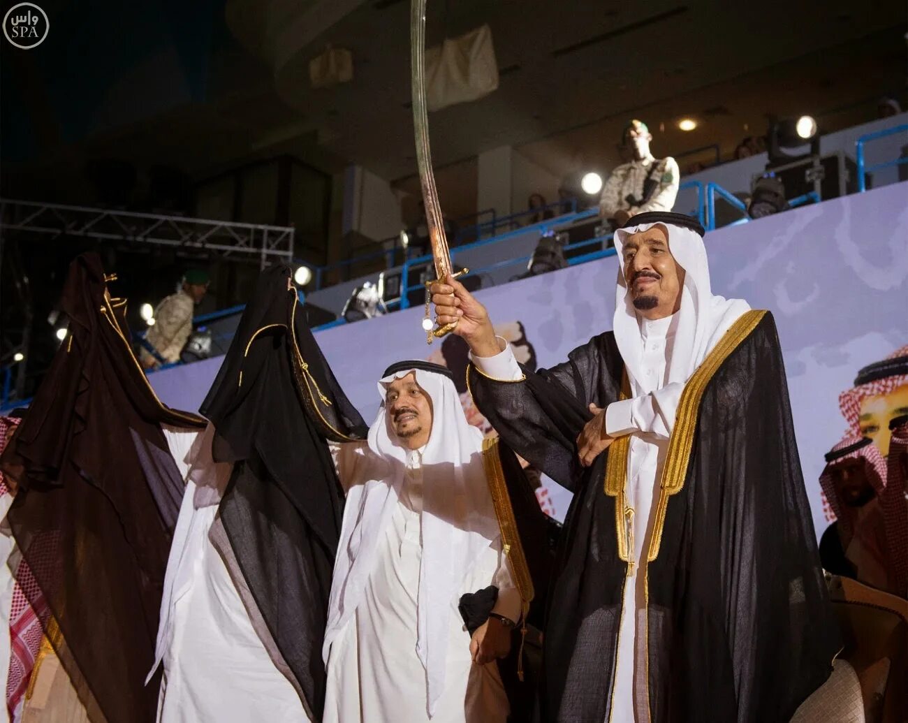 саудовская аравия отмечает хэллоуин. праздник хэллоуин в саудовской аравии. саудовская аравия женщины. иран аятолла хиджаб массовая служба. празднование нового года в саудовской аравии 2022 год.