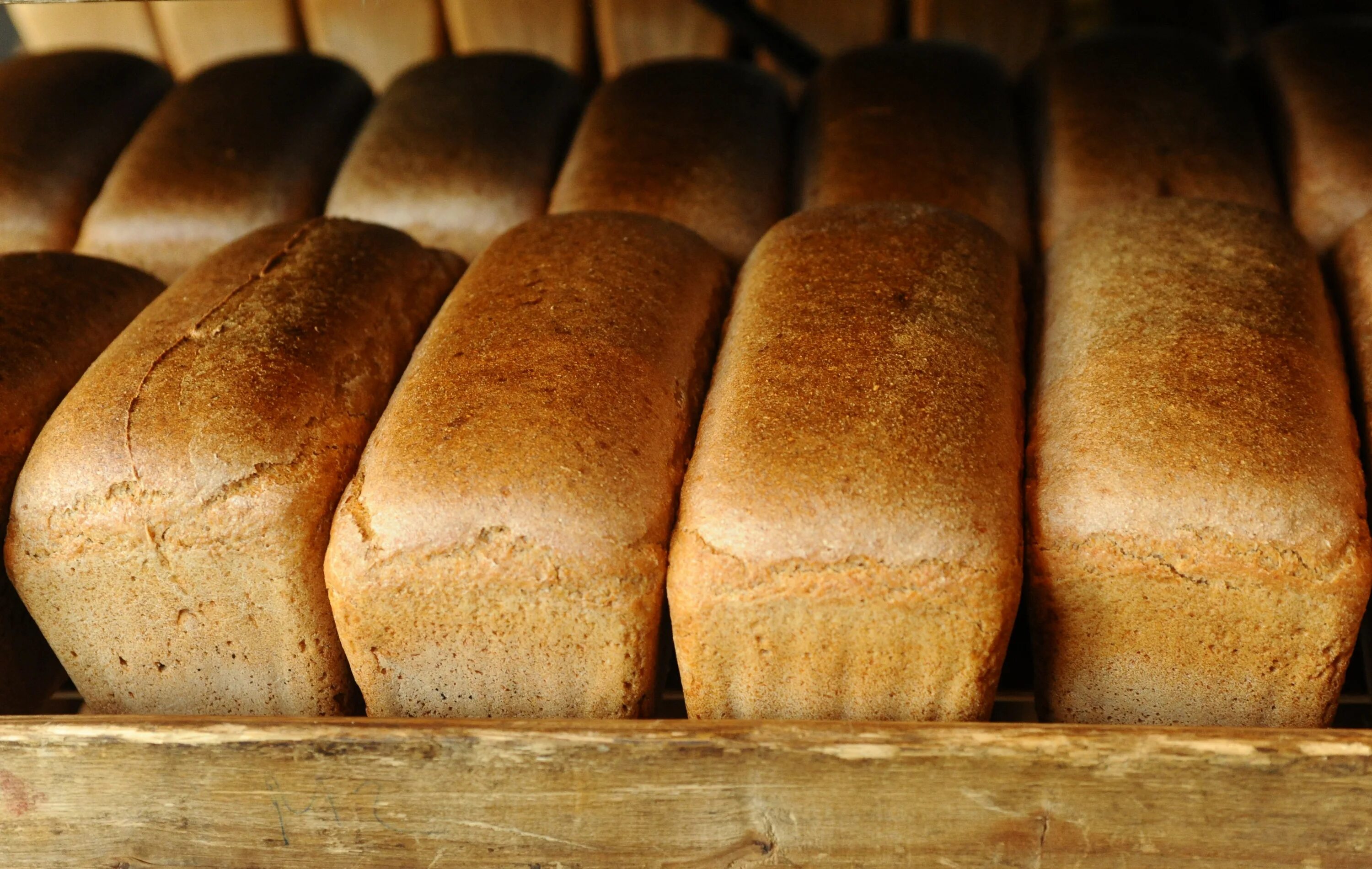 Кусок буханки хлеба. Буханка нон нархи. Хлеб Тарту Крымхлеб. Хлеб Буханка. Булка хлеба.