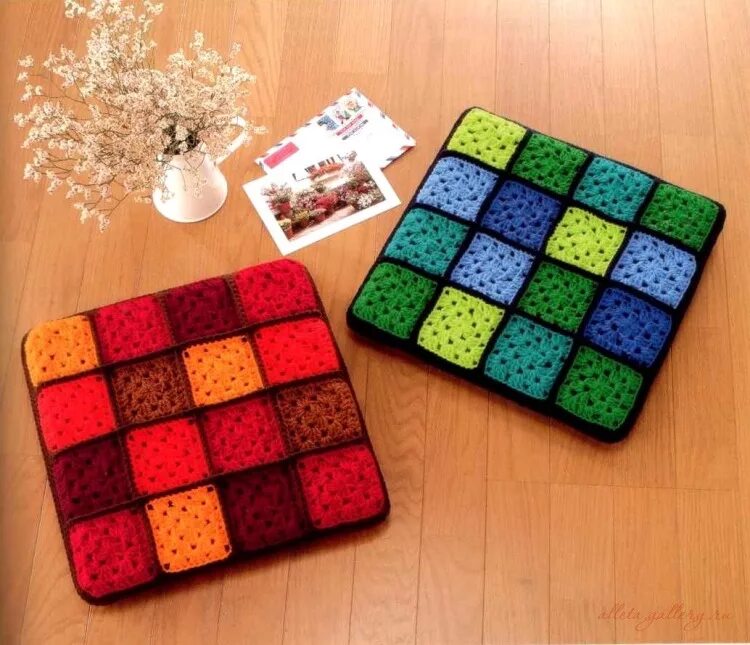 Вязаная квадратная подстилка на табурет. Бабушкин квадрат крючком сидушка на табурет. Накидка на стул крючком. Сидушка на табурет крючком квадратная. Вязаные сидушки на стулья.