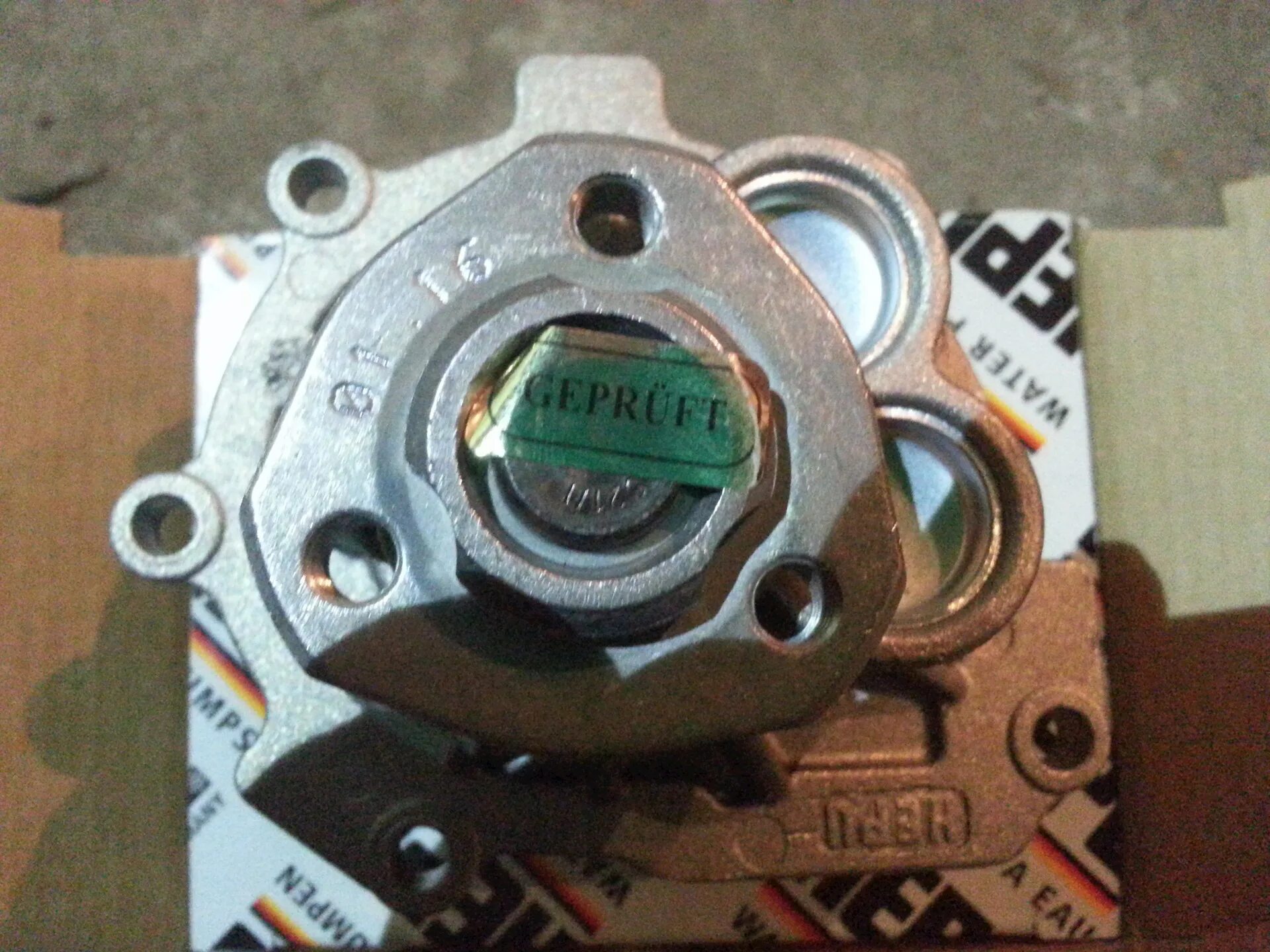 Помпа opel astra h z18xer. Помпа z18xer. Помпа опель астра 1. Водяной насос dolz o138. Помпа опель астра h 1.