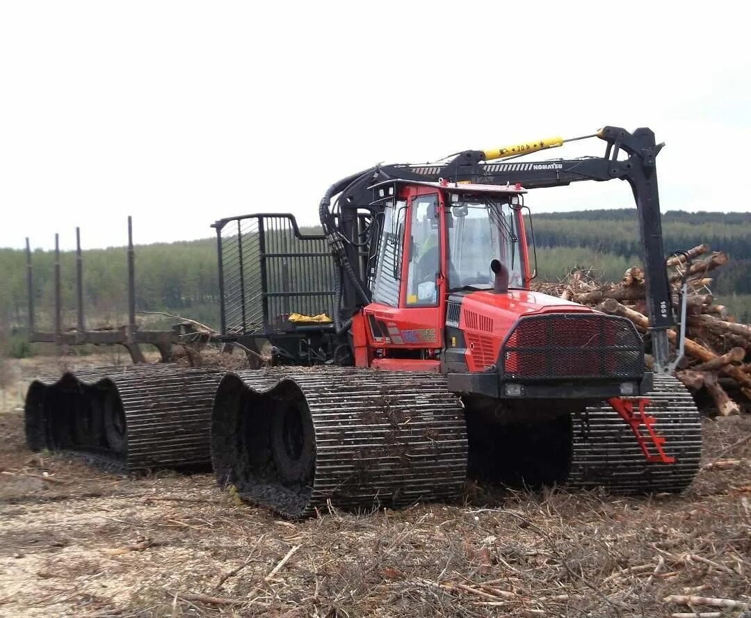Подборщик леса. Форвардер комацу 895. форвардер komatsu 875. форвардер гусеничный мтб-18. подборщик леса форвардер.
