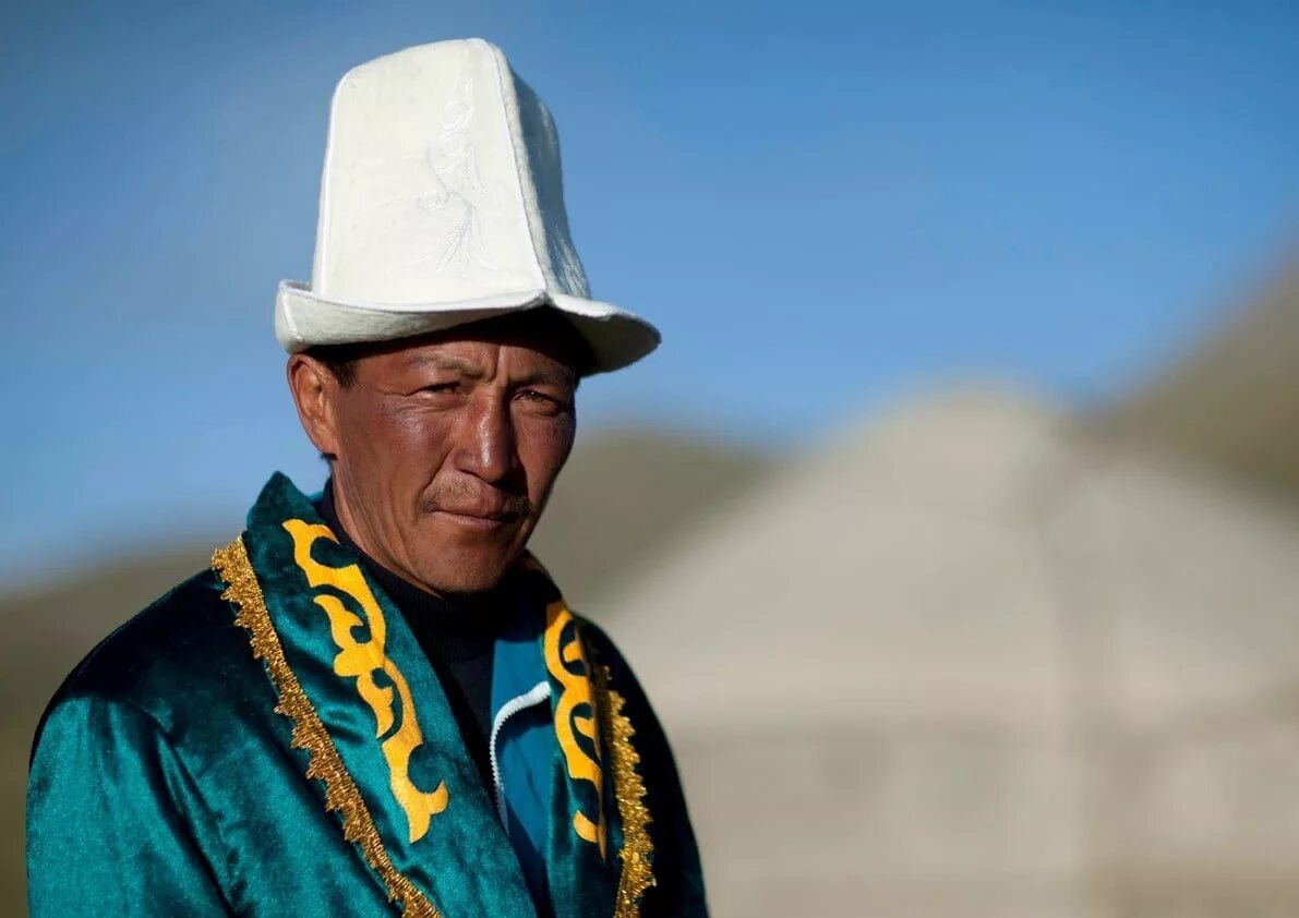 Нация киргизы. Национальный головной убор киргизов. Национальная шапка киргизов. Национальнаямшапка киргищов. Кыргызские национальные головные уборы.