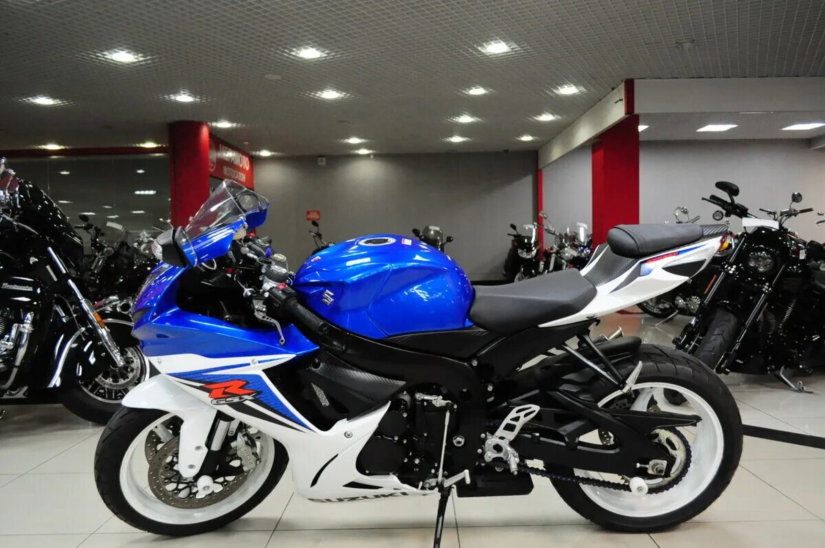 Купить сузуки 2013. Suzuki GSXR 600 l2. Сузуки джиксер 600 2013. GSX R 600 l5 синий. GSXR 600 l3 синий.