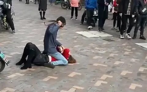 Мужчина избил женщину с ребенком