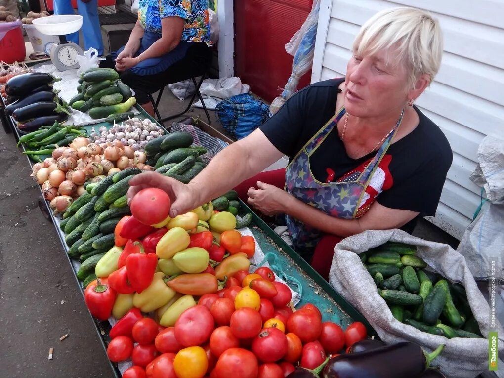 Купленные на рынке овощи. Овощи на рынке. Торговля овощами и фруктами. Овощной рынок. Торговля овощами на рынке.