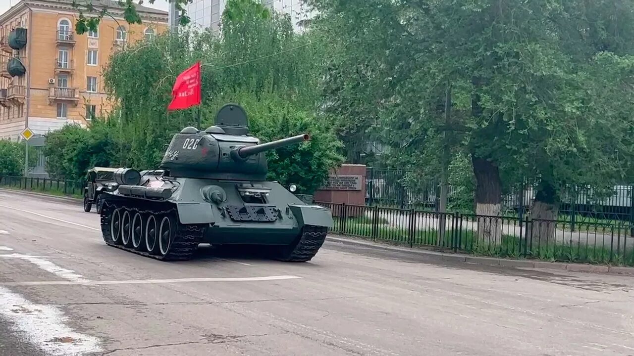Т-34 на параде победы в москве. Парад победы в кемерово 2021. Катюша и танк т34. Т-34-85 день победы. Легендарный танк т-34.