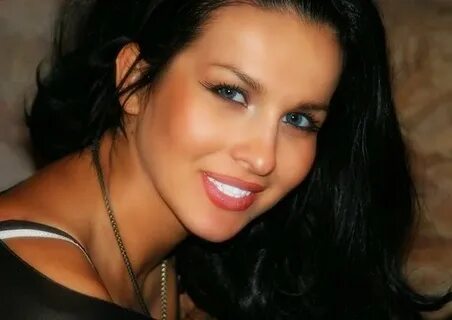 Chiroyli qiz internetda kuchli orgazmni boshdan kechiradi.