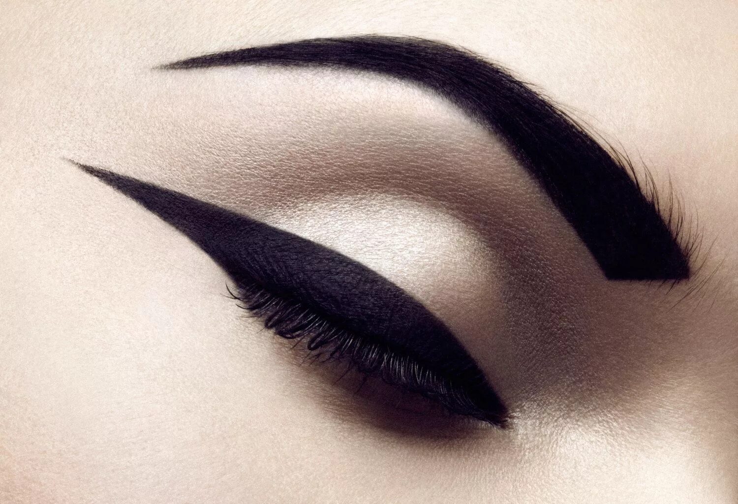 Black eyeliner. Стрелки на глазах. Красивые стрелки. Красивые стрелки макияж. Широкие стрелки на глазах.