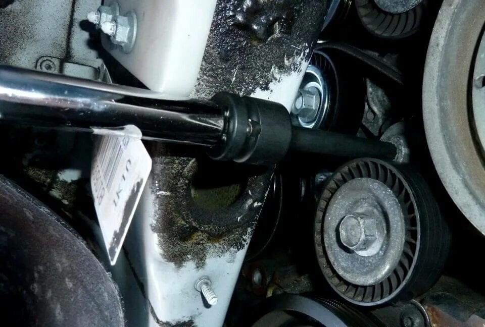 Замена поликлинового ремня генератора и натяжного ролика Фольксваген VW Jetta 1.