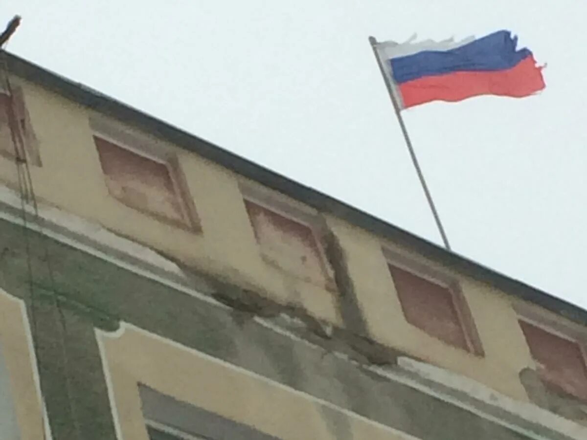 Можно вешать флаг на дом. Можно вешать флаг на дом