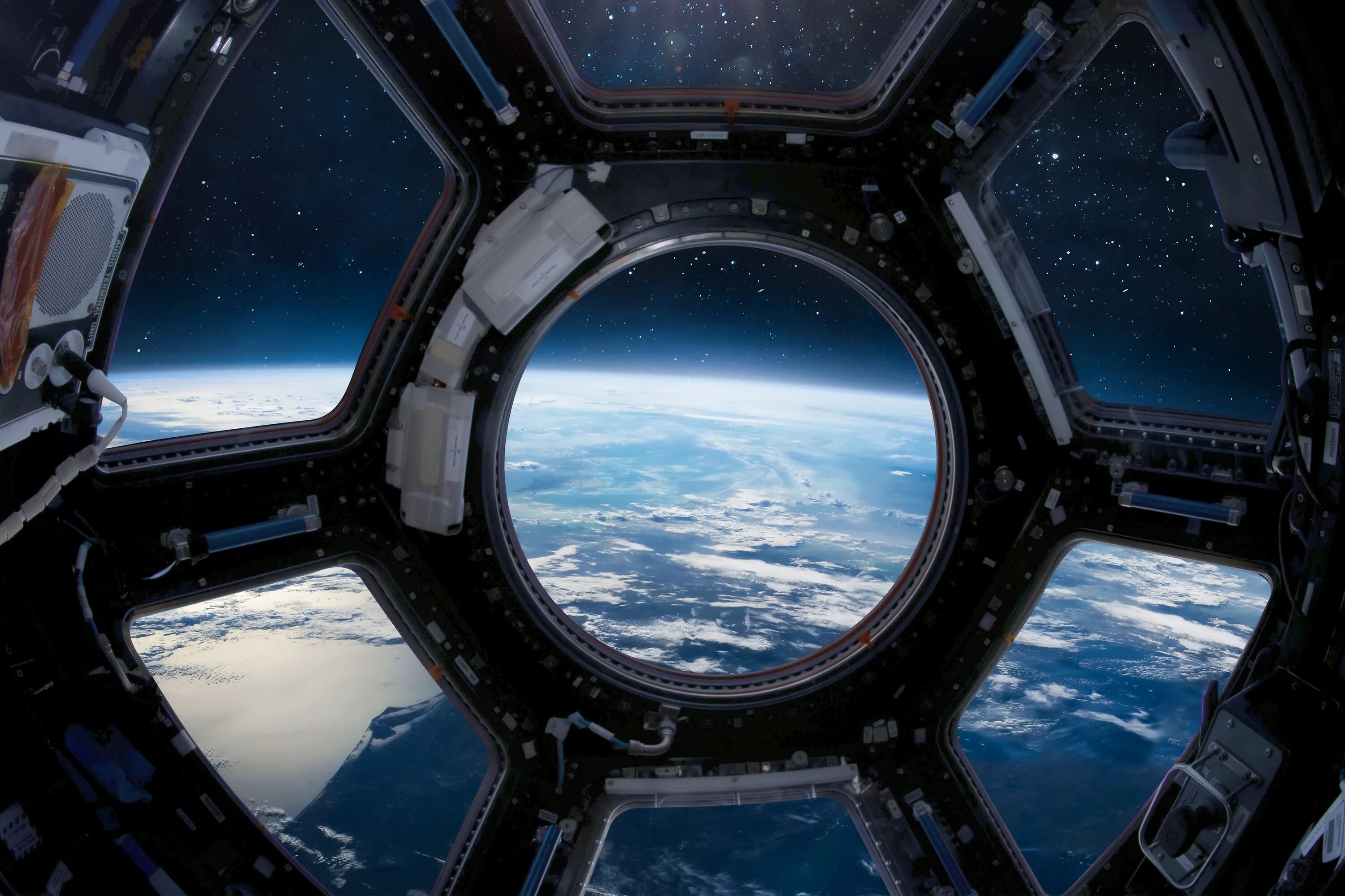 Иллюминатор МКС. Космонавт МКС иллюминатор. Вид из иллюминатора в космосе. Иллюминатор космической станции. Source space