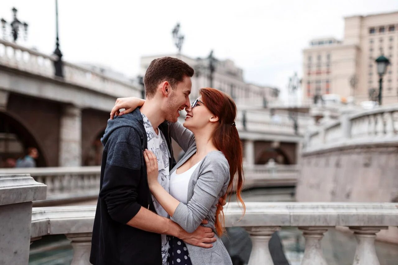 Истории любви сво. Love story фотосессия. Парная фотосессия на набережной. Современные лав стори. Лав стори в Питере чб.