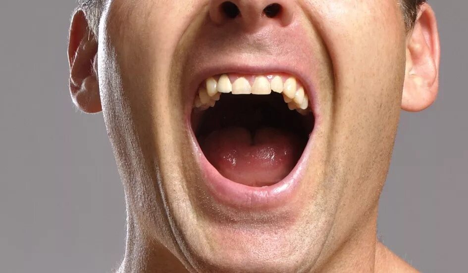 Девушка с языком. Открытый рот. Красивые зубы и язык. Открытый рот. Открытый рот.