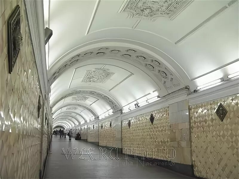 Переход с охотного на театральную. Метро Охотный ряд Театральная площадь революции. Вестибюль метро площадь революции и Театральная. Московское метро переход Охотный ряд Театральная площадь революции. Переход с Охотного ряда на площадь революции в метро.