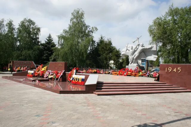 Памятники усть лабинск. Вечный огонь Усть-Лабинск. Мемориал вечный огонь Усть-Лабинск. Памятник вечный огонь Усть-Лабинск. Вечный огонь Лабинск.