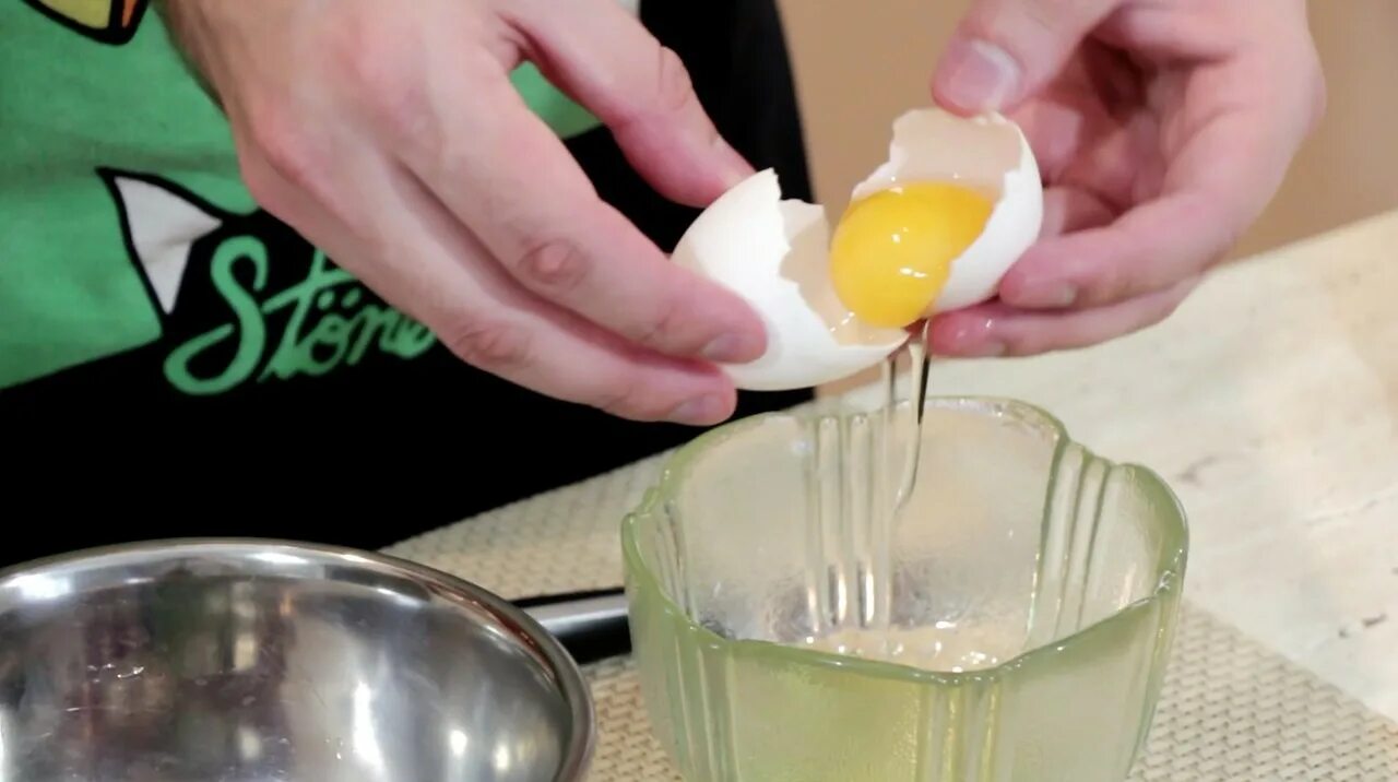 В яичном белке вода. Белок яйца. Яичные белки. Отделить белок от желтка. Белок яйца в воде.