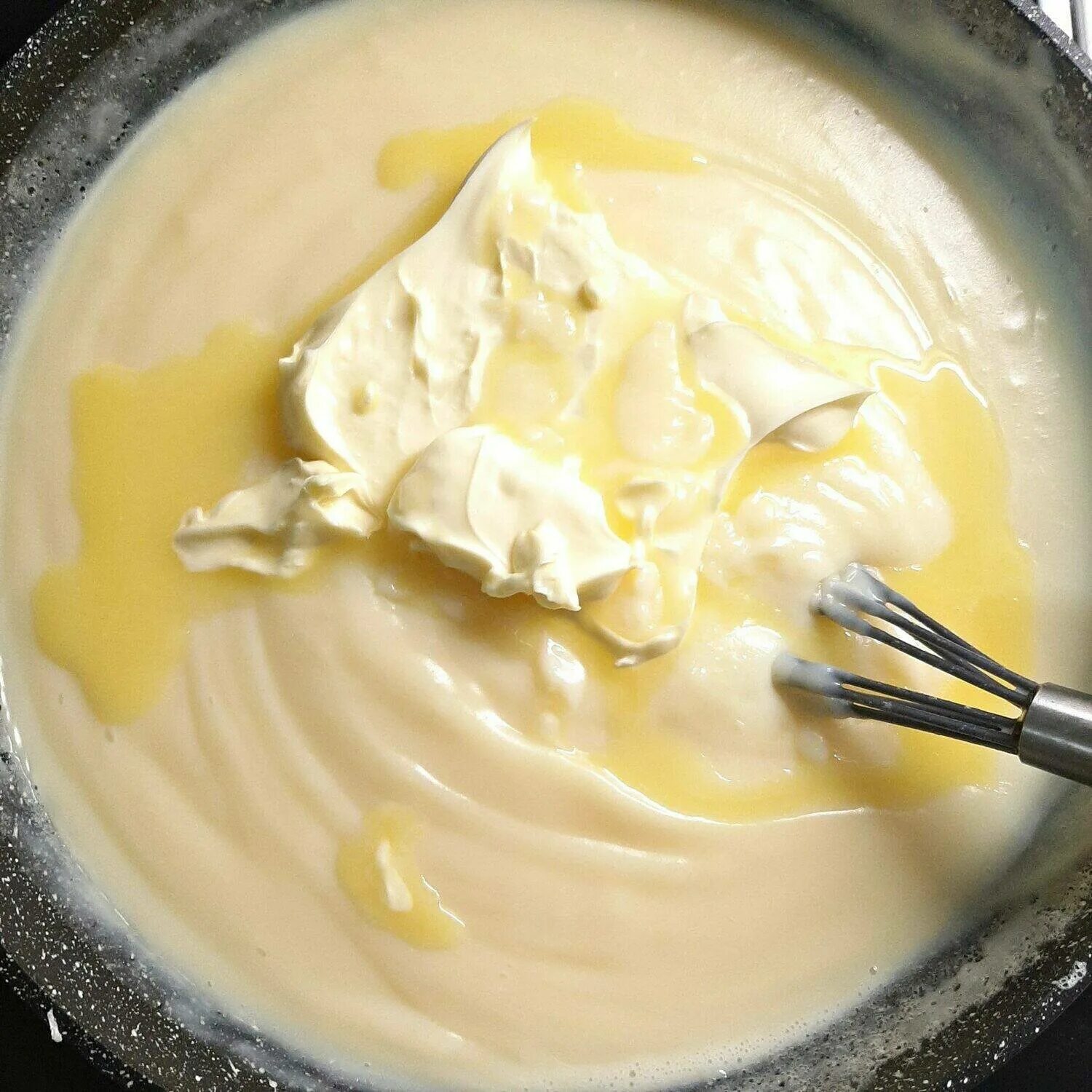 Простой рецепт крема со сгущенкой. Заварной крем для Наполеона. Заварной крем для торта из молока. Заварной крем классический для Наполеона. Торт с заварным кремом.