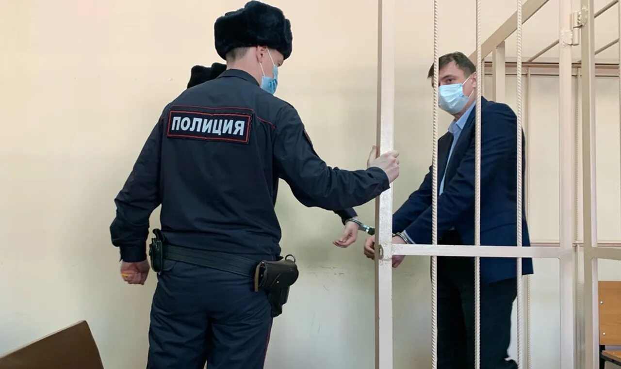 Под стражей в отсутствии обвиняемого. Под стражей. вице мэр челябинска.