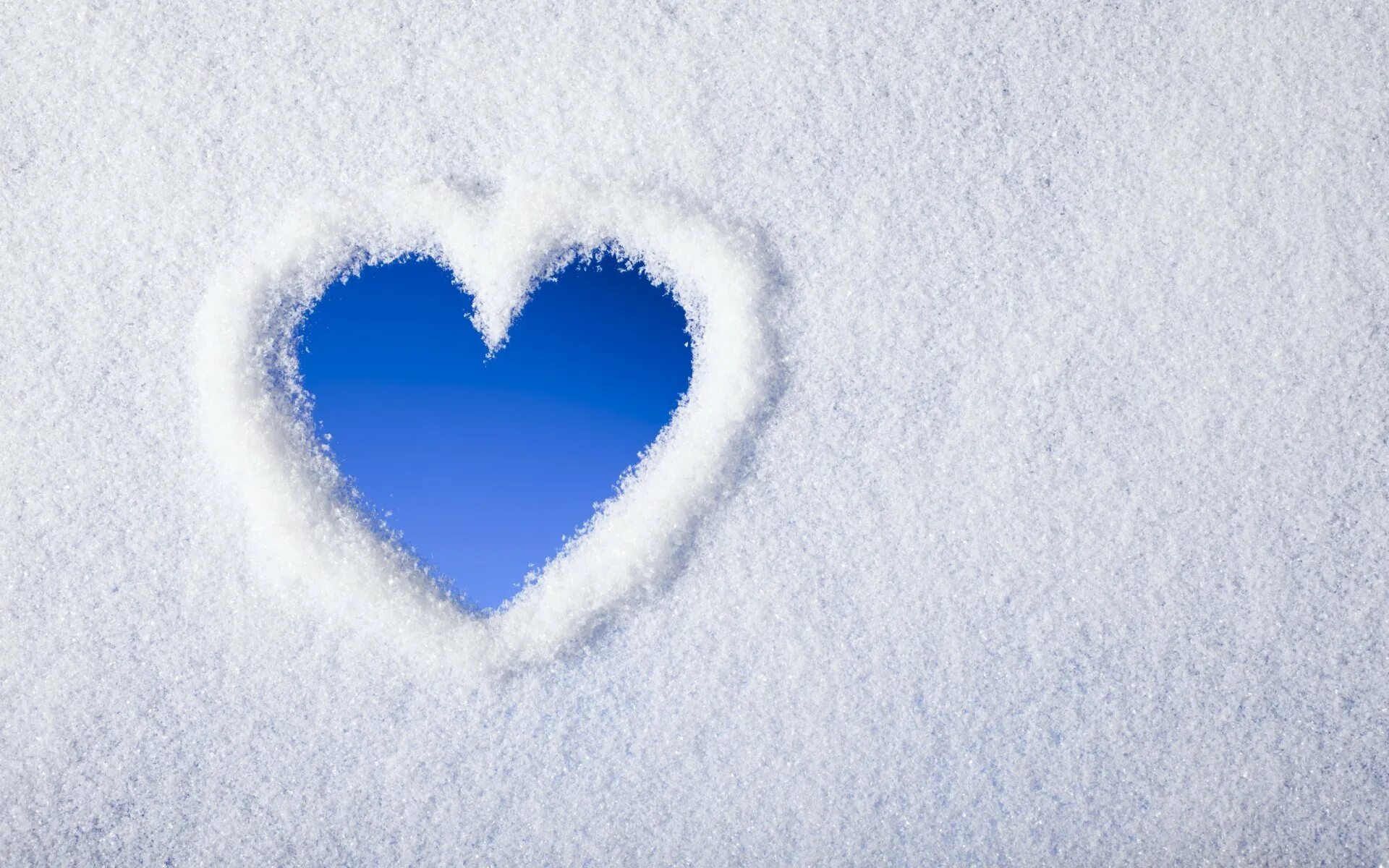 Открытка со снегом. Сердце на снегу. Сердечко на снегу. Зима в сердце. Сердечко из снега.