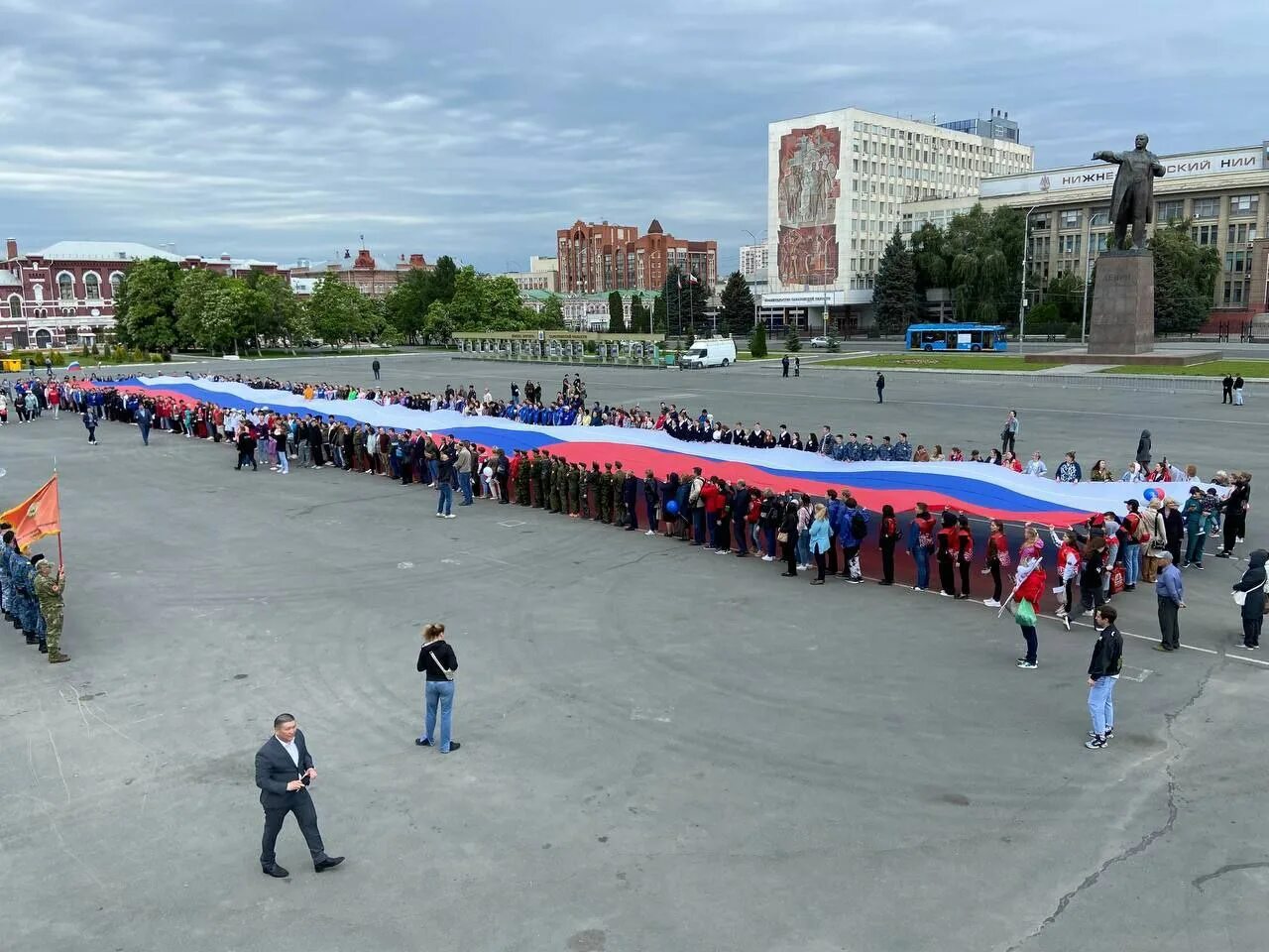 Мероприятие на площади ленина сегодня. Театральная площадь Саратов. С днем России. Саратов Театральная площадь сейчас. С днем России фото.